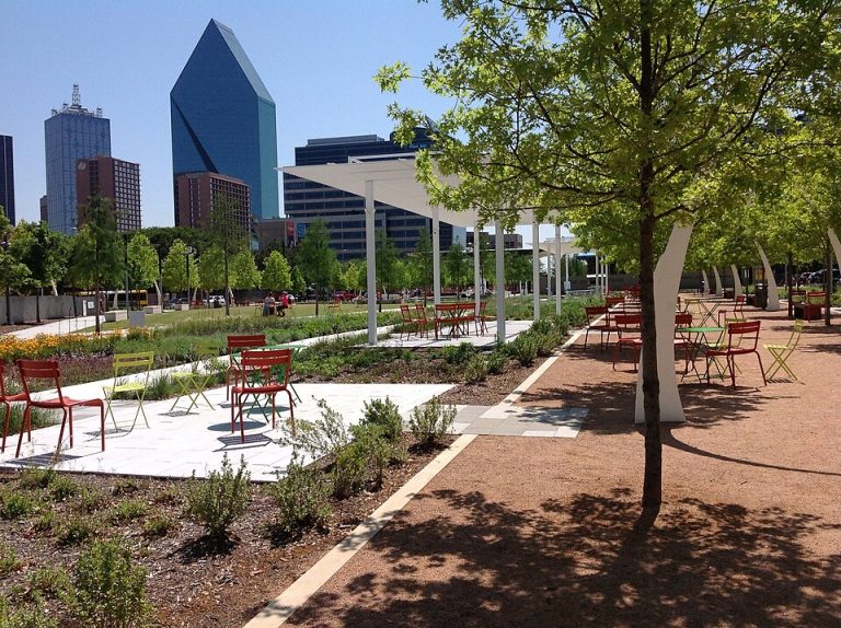 Sunny day at Klyde Warren Park